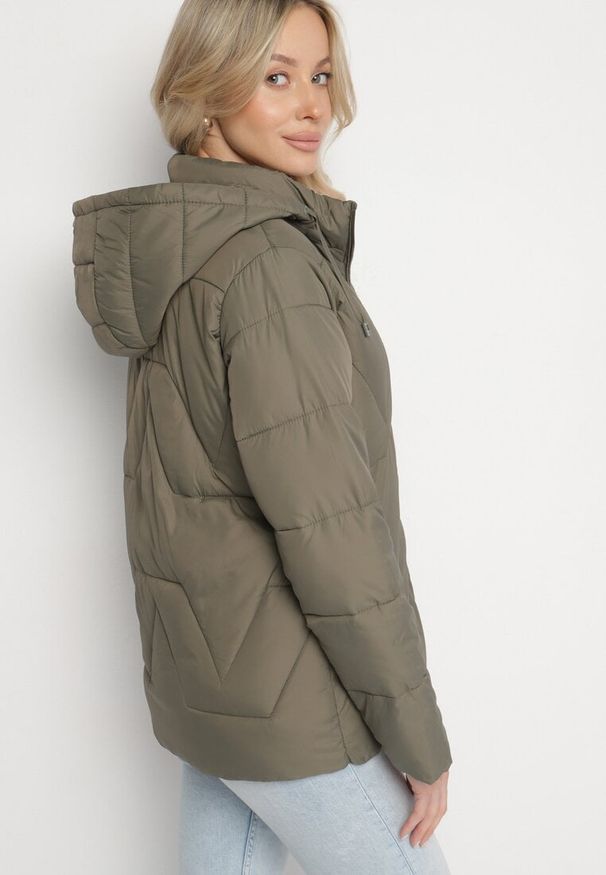 Born2be - Ciemnozielona Kurtka z Szerokim Pikowaniem i Kapturem Yasidi. Okazja: na co dzień. Kolor: zielony. Materiał: jeans. Styl: casual, elegancki