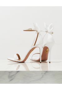 AQUAZZURA - Białe sandały na szpilce Bow Tie. Kolor: biały. Materiał: tkanina. Obcas: na szpilce. Wysokość obcasa: średni #8