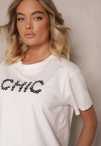 Renee - Biały T-shirt z Bawełny Ozdobiony Perełkami i Napisem Naloreth. Okazja: na co dzień. Kolor: biały. Materiał: bawełna. Wzór: napisy, aplikacja. Styl: klasyczny, elegancki, casual #5