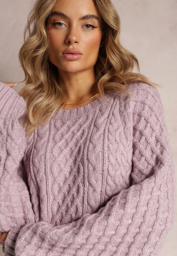Renee - Jasnofioletowy Długi Sweter Ozdobiony Drobnym Splotem Killoe. Kolor: fioletowy. Materiał: jeans. Długość: długie. Wzór: aplikacja, ze splotem