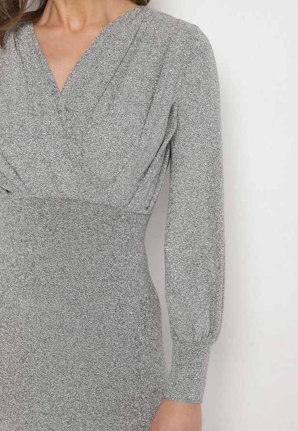Born2be - Szara Dopasowana Sukienka z Kopertowym Dekoltem i Bufiastymi Rękawami Ulonissa. Kolor: szary. Materiał: tkanina, materiał. Wzór: gładki, aplikacja. Sezon: zima. Typ sukienki: kopertowe. Styl: klasyczny, wizytowy