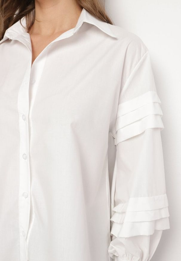 Born2be - Biała Koszula z Bawełną Ozdobione Szerokimi Rękawami Edimelia. Okazja: na co dzień. Typ kołnierza: kołnierzyk klasyczny. Kolor: biały. Materiał: bawełna. Wzór: aplikacja. Styl: casual, elegancki, klasyczny