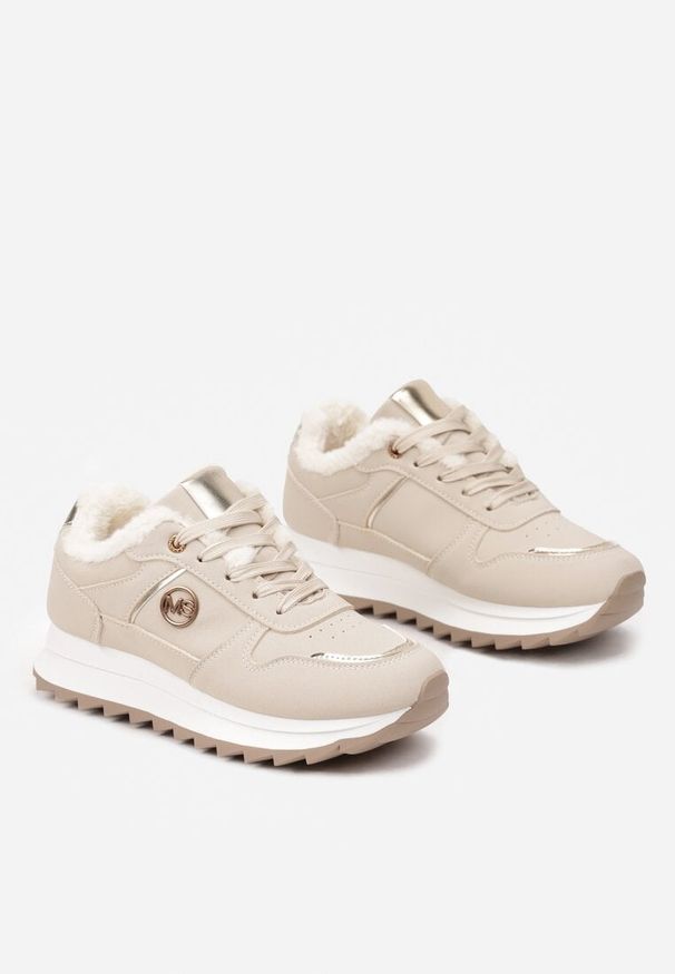 Renee - Beżowe Sneakersy na Płaskiej Podeszwie z Metaliczną Ozdobą i Ociepleniem Solirra. Okazja: na co dzień. Kolor: beżowy. Materiał: jeans. Wzór: aplikacja. Obcas: na płaskiej podeszwie