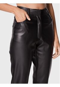 Silvian Heach Spodnie z imitacji skóry PGA22242PA Czarny Regular Fit. Kolor: czarny. Materiał: syntetyk, skóra #5