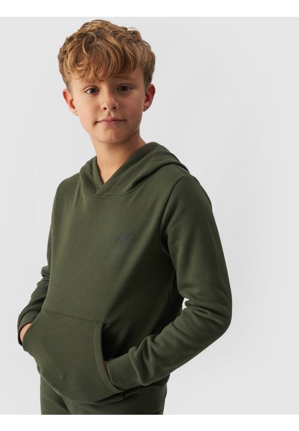 4f - 4F Bluza dresowa nierozpinana z kapturem chłopięca - khaki 122 (6-7 lat). Okazja: na co dzień. Typ kołnierza: kaptur. Kolor: oliwkowy, brązowy, wielokolorowy. Materiał: dresówka. Wzór: gładki, ze splotem. Sezon: lato. Styl: sportowy, casual
