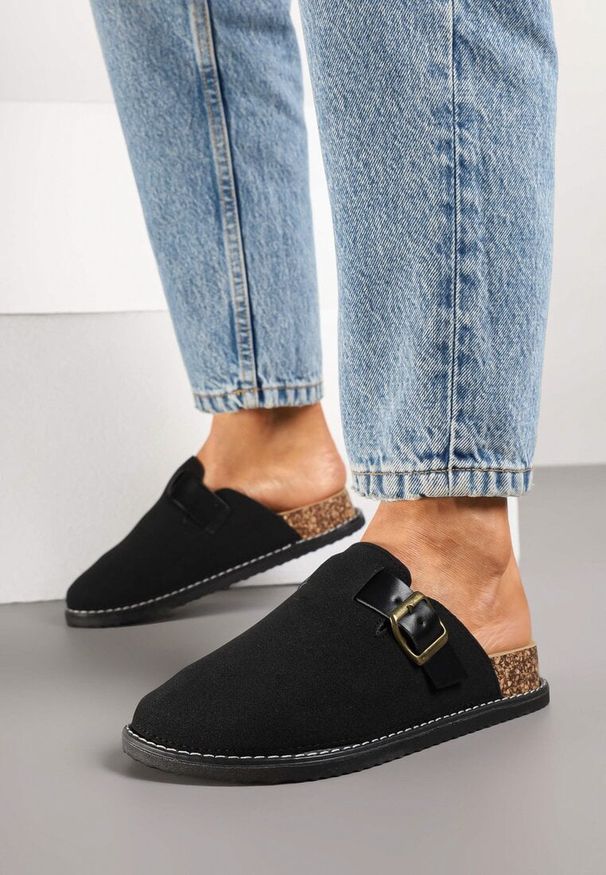 Renee - Czarne Klapki Typu Chodaki z Paskiem ze Sprzączką Aleritea. Okazja: na co dzień. Kolor: czarny. Sezon: wiosna, lato. Styl: casual, elegancki