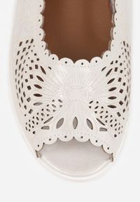 Born2be - Białe Ażurowe Balerinki ze Skóry Naturalnej z Odkrytymi Noskami Prisira. Okazja: na co dzień, do pracy. Kolor: biały. Materiał: skóra. Szerokość cholewki: normalna. Wzór: ażurowy. Styl: casual #2