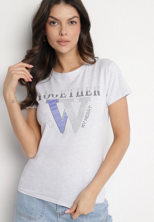 Born2be - Jasnoszary T-shirt z Bawełny Ozdobiony Napisem i Cyrkoniami Raltebis. Okazja: na co dzień. Kolor: szary. Materiał: bawełna. Wzór: aplikacja, napisy. Sezon: lato, wiosna. Styl: casual, klasyczny