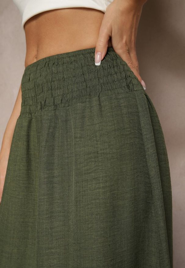 Renee - Ciemnozielone Szerokie Spodnie High Waist z Szeroką Gumą w Pasie Korissele. Okazja: na co dzień. Stan: podwyższony. Kolor: zielony. Materiał: guma. Wzór: aplikacja. Styl: elegancki, casual