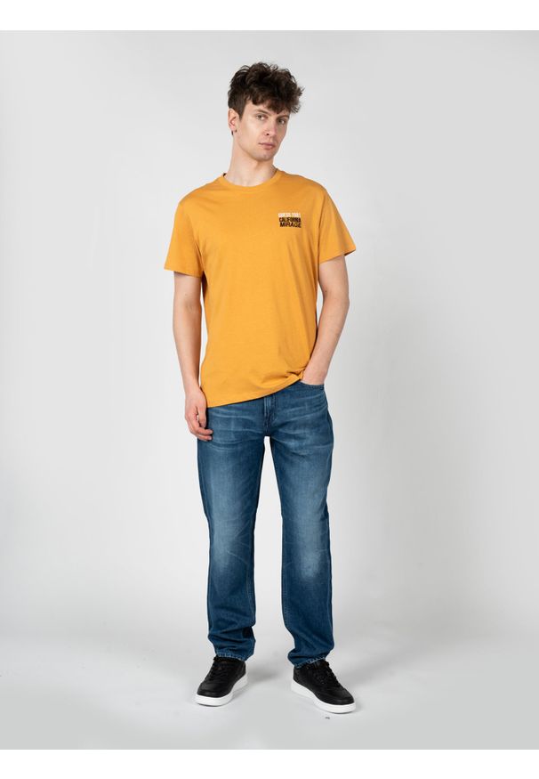 Guess T-Shirt "Mirage" | M3GI16I3Z14 | Mężczyzna | Pomarańczowy. Okazja: na co dzień. Kolor: pomarańczowy. Materiał: bawełna. Wzór: nadruk. Styl: casual