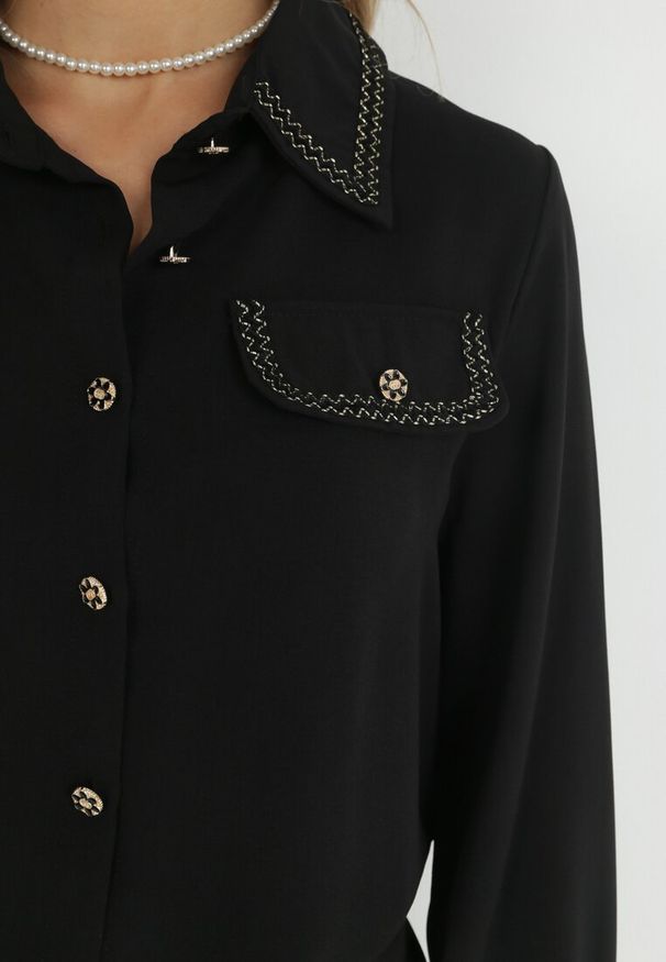Born2be - Czarna Koszula z Biżuteryjnymi Guzikami i Eleganckimi Lamówkami Athehir. Kolor: czarny. Styl: elegancki