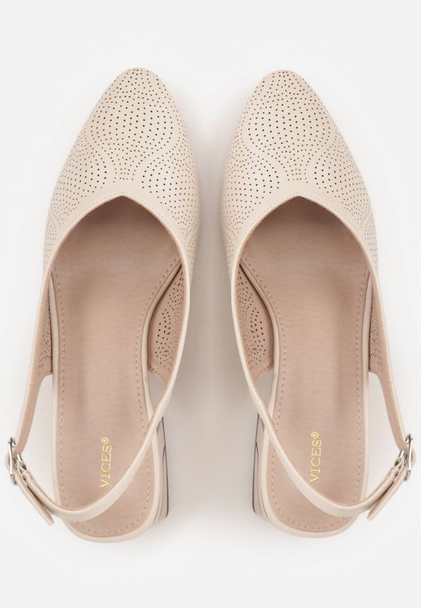 Born2be - Beżowe Czółenka VICES z Drobną Perforacją na Słupku ze Sprzączką Harellenne. Okazja: na co dzień, do pracy, na spotkanie biznesowe. Zapięcie: sprzączka. Kolor: beżowy. Materiał: jeans. Szerokość cholewki: normalna. Obcas: na słupku. Styl: klasyczny, casual, biznesowy. Wysokość obcasa: średni