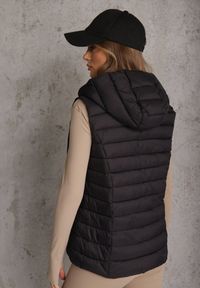 Renee - Czarna Przejściowa Kamizelka z Pikowaniem i Kapturem Neatwenna. Okazja: na co dzień. Typ kołnierza: kaptur. Kolor: czarny. Materiał: jeans. Styl: casual, elegancki, sportowy #4