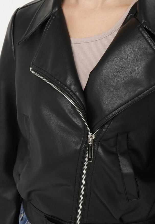 Born2be - Czarna Kurtka Ramoneska ze Zwężanymi Rękawami i Asymetrycznym Suwakiem Arpeggia. Okazja: na co dzień. Kolor: czarny. Materiał: jeans. Styl: klasyczny, elegancki, rockowy, casual