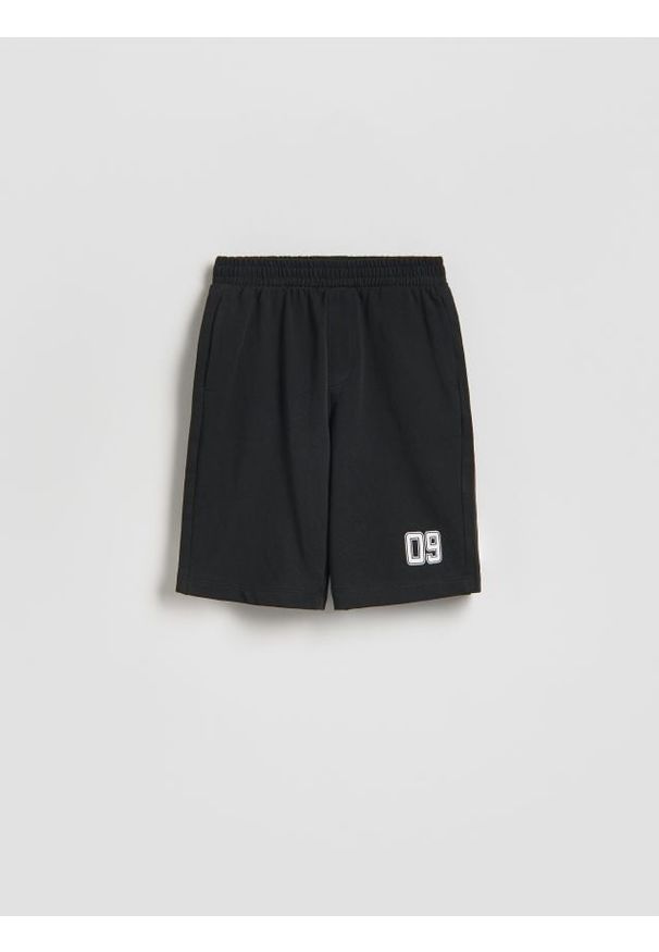 Reserved - Szorty bermudy - czarny. Kolor: czarny. Materiał: bawełna, dzianina