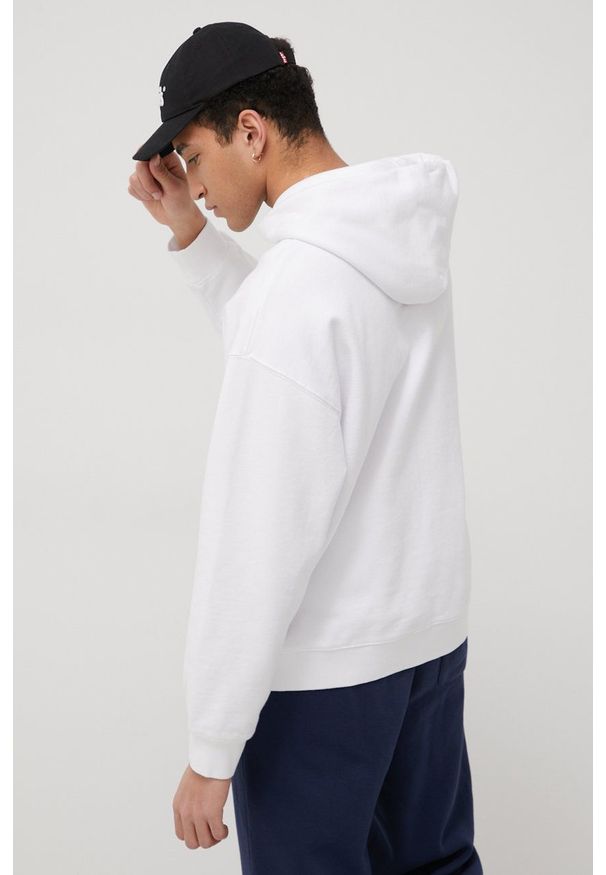 Levi's® - Levi's bluza bawełniana x SIMPSON męska kolor biały z kapturem z aplikacją. Okazja: na spotkanie biznesowe. Typ kołnierza: kaptur. Kolor: biały. Materiał: bawełna. Wzór: aplikacja. Styl: biznesowy