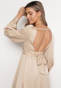 Born2be - Beżowa Rozkloszowana Sukienka z Supełkiem przy Dekolcie i Falbanką na Dole Viviela. Kolor: beżowy. Materiał: materiał. Długość rękawa: długi rękaw. Długość: midi #4