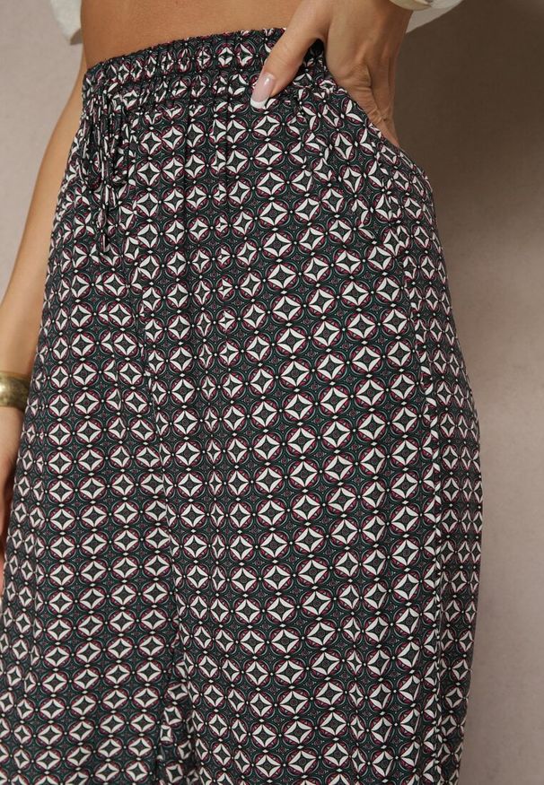 Renee - Ciemnozielone Spodnie o Szerokim Kroju High Waist z Geometrycznym Wzorem Farisia. Stan: podwyższony. Kolor: zielony. Materiał: bawełna. Wzór: geometria. Styl: elegancki