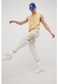 Tommy Jeans spodnie dresowe bawełniane męskie kolor szary z nadrukiem. Kolor: szary. Materiał: dresówka, bawełna. Wzór: nadruk