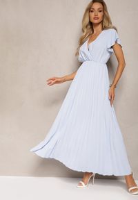 Renee - Jasnoniebieska Plisowana Sukienka Maxi o Rozkloszowanym Kroju z Kopertowym Dekoltem Ofilva. Kolor: niebieski. Typ sukienki: kopertowe. Styl: elegancki. Długość: maxi