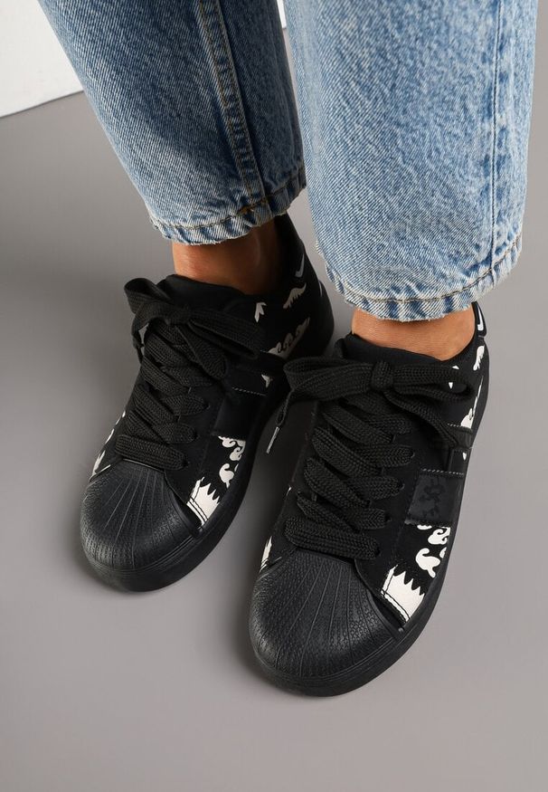Born2be - Czarne Sneakersy Ozdobione Geometrycznym Wzorem Seldisa. Okazja: na co dzień. Kolor: czarny. Materiał: jeans. Wzór: aplikacja, geometria