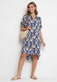 Born2be - Granatowa Pudełkowa Sukienka Koszulowa z Wiskozy w Ornamentalny Print Vanisse. Okazja: na co dzień. Kolor: niebieski. Materiał: wiskoza. Długość rękawa: krótki rękaw. Wzór: nadruk. Sezon: wiosna, lato. Typ sukienki: koszulowe. Styl: casual #7
