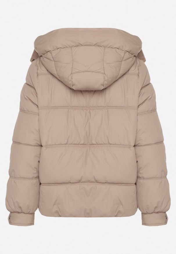 Born2be - Beżowa Kurtka Puffer o Fasonie Oversize z Kapturem i Naszywką Azirva. Okazja: na co dzień. Typ kołnierza: kaptur. Kolor: beżowy. Materiał: dzianina. Wzór: aplikacja. Styl: casual, sportowy