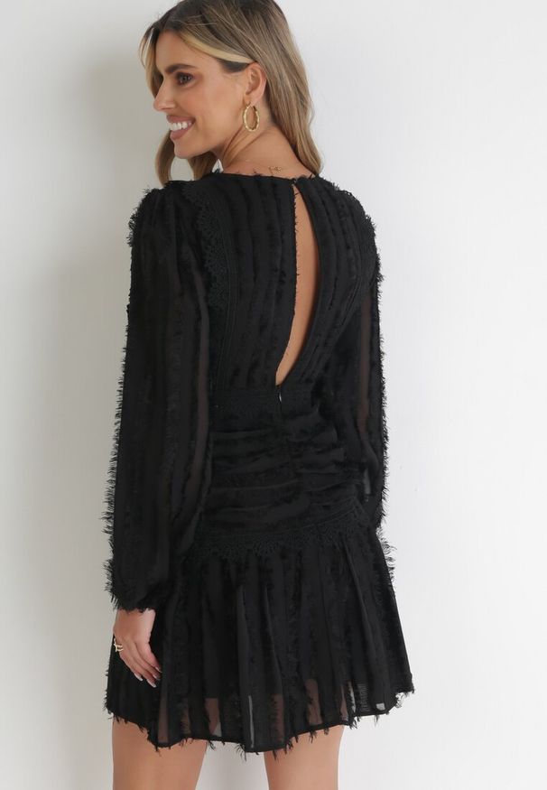 Born2be - Czarna Rozkloszowana Sukienka z Koronką i Wystrzępieniem Jenika. Kolor: czarny. Materiał: koronka. Wzór: koronka. Styl: elegancki