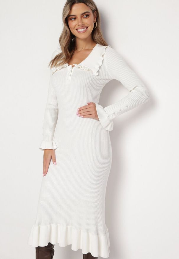 Born2be - Biała Prążkowana Sukienka Midi z Kołnierzykiem z Guzikami i Falbanką Prestaria. Okazja: na spotkanie biznesowe, do pracy. Kolor: biały. Materiał: prążkowany. Styl: biznesowy. Długość: midi