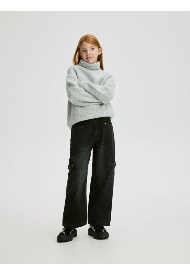 Reserved - Jeansy wide leg z kieszeniami cargo - czarny. Kolor: czarny
