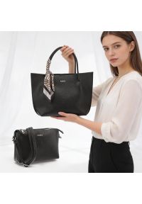 Torebka plus kosmetyczka damska Rieker, ze skóry ekologicznej o klasycznej formie z podwójnymi uchwytami i odpinanym paskiem praktyczna na co dzień i. Kolor: czarny. Materiał: skórzane. Styl: casual, klasyczny. Rodzaj torebki: na ramię #1