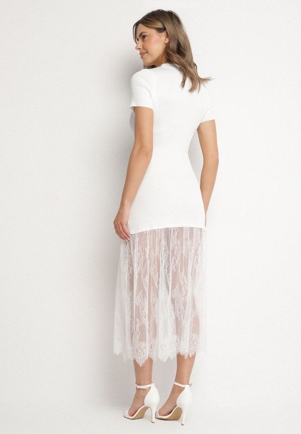 Born2be - Biała Prążkowana Sukienka z Koronkowym Dołem Vilzedi. Kolor: biały. Materiał: koronka, prążkowany. Typ sukienki: proste. Styl: glamour, elegancki