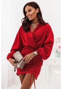 IVON - Czerwona Efektowna Sukienka z Marszczeniami. Kolor: czerwony. Materiał: bawełna, elastan