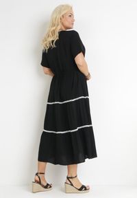 Born2be - Czarna Rozkloszowana Sukienka Maxi Wiązana z Tyłu Zathia. Kolor: czarny. Materiał: materiał. Wzór: ażurowy. Długość: maxi #5