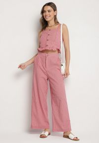 Born2be - Czerwona Bluzka Top ze Wzorem Kraty Ozdobiony Falbanką i Guzikami Folorae. Okazja: na co dzień. Kolor: czerwony. Materiał: jeans. Długość rękawa: na ramiączkach. Długość: krótkie. Wzór: aplikacja. Styl: elegancki, casual #5
