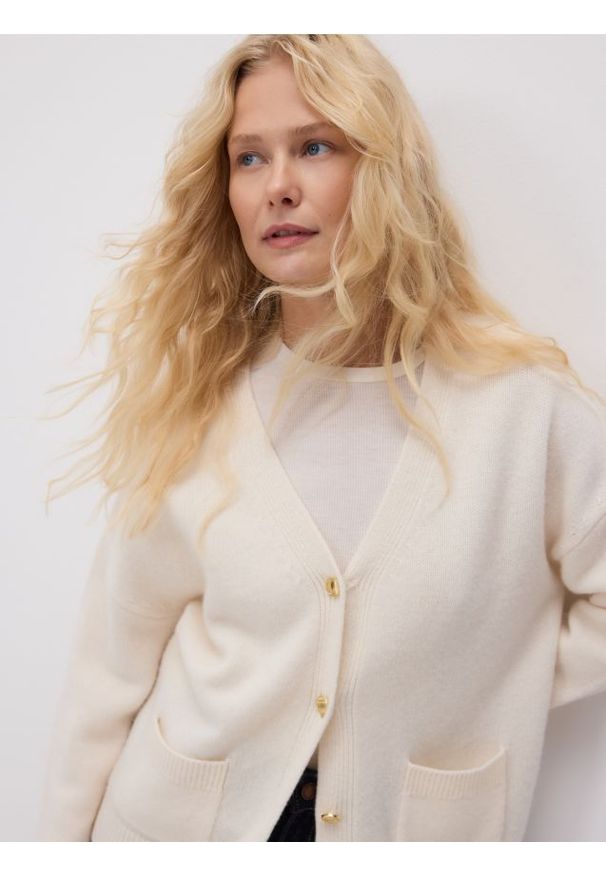 Reserved - Wełniany kardigan - kremowy. Kolor: kremowy. Materiał: wełna