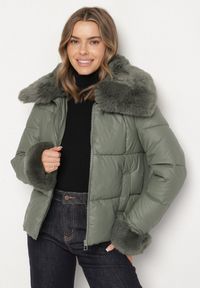 Born2be - Zielona Pikowana Kurtka z Szerokim Kołnierzem z Futerkiem Galerra. Okazja: na co dzień, na spacer. Kolor: zielony. Materiał: futro. Sezon: zima. Styl: casual, elegancki