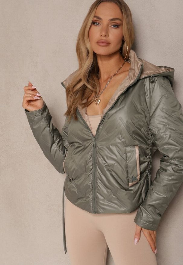 Renee - Ciemnozielona Kurtka z Pikowanymi Przeszyciami i Kapturem Ściągana po Bokach Nusillian. Okazja: na co dzień. Kolor: zielony. Materiał: jeans. Styl: klasyczny, casual, elegancki