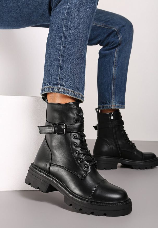Born2be - Czarne Botki w Stylu Workerów na Grubej Podeszwie Ozdobione Paskiem z Klamrą Nantinas. Zapięcie: klamry. Kolor: czarny. Materiał: jeans, skóra. Wzór: aplikacja. Styl: elegancki, militarny, rockowy