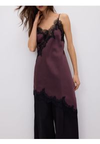 Reserved - Asymetryczna sukienka mini - burgundowy. Kolor: czerwony. Materiał: tkanina. Wzór: gładki. Typ sukienki: asymetryczne. Długość: mini #1