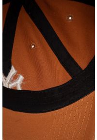 New Era czapka bawełniana kolor brązowy z aplikacją. Kolor: brązowy. Materiał: bawełna. Wzór: aplikacja #4
