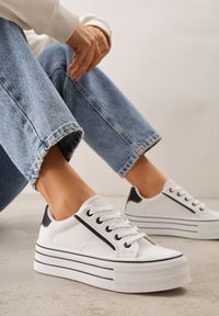 Renee - Biało-Czarne Trampki o Klasycznym Fasonie na Platformie Opheme. Okazja: na spacer, na co dzień. Kolor: biały. Obcas: na platformie. Styl: klasyczny #1