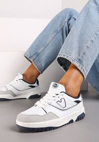 Renee - Biało-Granatowe Sneakersy Sznurowane z Aplikacją na Boku i Przeszyciami Irilian. Okazja: na co dzień. Zapięcie: sznurówki. Kolor: biały. Materiał: jeans. Wzór: aplikacja. Obcas: na płaskiej podeszwie #2