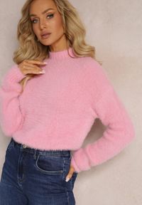 Renee - Ciemnoróżowy Dzianinowy Sweter z Dłuższym Włosiem i Półgolfem Christiam. Kolor: różowy. Materiał: dzianina. Długość rękawa: długi rękaw. Długość: długie. Wzór: aplikacja. Styl: elegancki #5