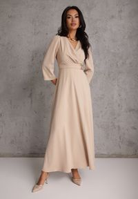 Renee - Beżowa Elegancka Sukienka o Kopertowym Kroju Zdobiona Aplikacją w Talii Zilendra. Kolor: beżowy. Wzór: aplikacja. Typ sukienki: kopertowe. Styl: elegancki #1