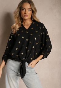 Renee - Czarna Bluzka z Kołnierzykiem i Metalicznym Wzorem Nonelle. Okazja: na co dzień. Typ kołnierza: dekolt w kształcie V. Kolor: czarny. Styl: elegancki, casual #5