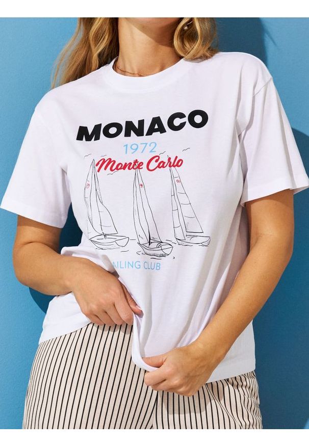 Sinsay - Bawełniana koszulka z nadrukiem wakacyjnym Monaco - biały. Kolor: biały. Materiał: bawełna. Wzór: nadruk. Styl: wakacyjny