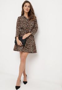 Born2be - Brązowa Sukienka Mini ze Zwierzęcym Printem i Wiązanym Paskiem w Talii Crossie. Kolor: brązowy. Wzór: motyw zwierzęcy, nadruk. Długość: mini #2