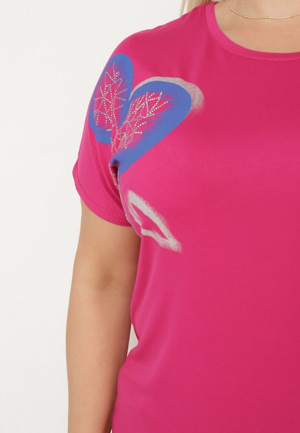 Born2be - Ciemnoróżowy Klasyczny T-shirt z Bawełny Ozdobiony Nadrukiem i Cyrkoniami Kristinae. Okazja: na co dzień. Kolor: różowy. Materiał: bawełna. Wzór: aplikacja, nadruk. Styl: klasyczny