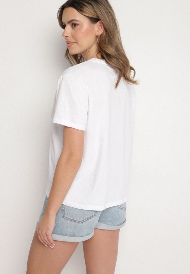 Born2be - Biały T-shirt Oversize z Bawełny Zdobiony Kokardą z Cekinów Tenesela. Okazja: na co dzień. Typ kołnierza: kokarda. Kolor: biały. Materiał: bawełna. Wzór: aplikacja. Styl: casual